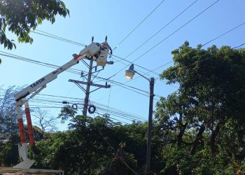 Retiran postes eléctricos en sector de Los Chorros
