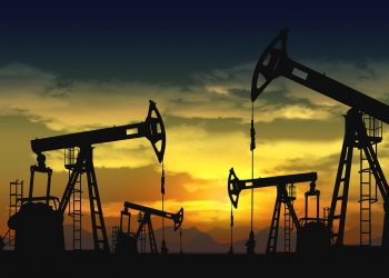 Leve alza del petróleo antes de un fin de semana de incertidumbre