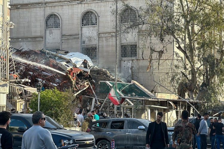 Destrucción. El personal de emergencia y de seguridad se desplegó en el edificio en ruinas. Fotos AFP.