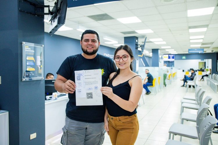 Yasmín Barahona y Pedro Guerrero, originarios de San Vicente, fueron los primeros en inscribir su negocio «Restaurante Pimentón» bajo la modalidad de Sociedades por Acción Simplificada. Foto / Diario El Salvador.