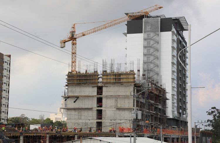 Según datos oficiales el sector construcción y las actividades inmobiliarias generan un estimado de 165,000 empleos en el país.