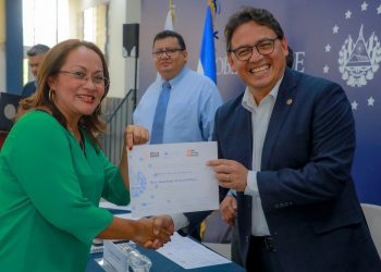 Más de 90 docentes de escuelas públicas se graduaron de diplomado en bitcoin