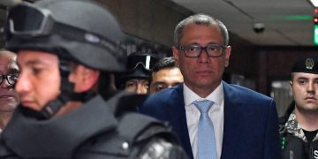 Diplomáticos mexicanos dejarán Ecuador en vuelo comercial tras ruptura de relaciones