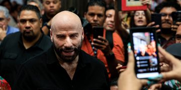 Actor John Travolta causa euforia en cierre de festival de cine en Panamá