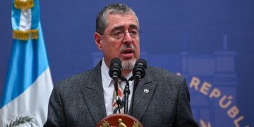 Presidente de Guatemala destituye a ministra por «mal uso de recursos»