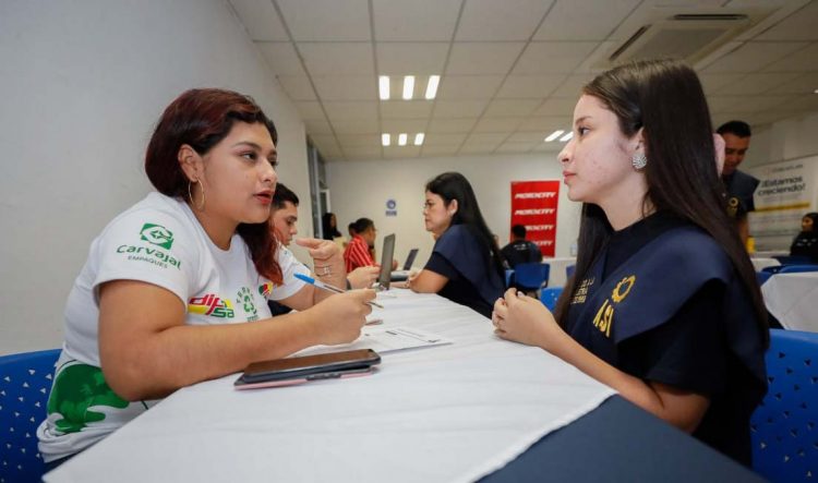 Los salvadoreños podrán optar por alrededor de nueve empresas que operan en el país.  Foto / Diario El Salvador.