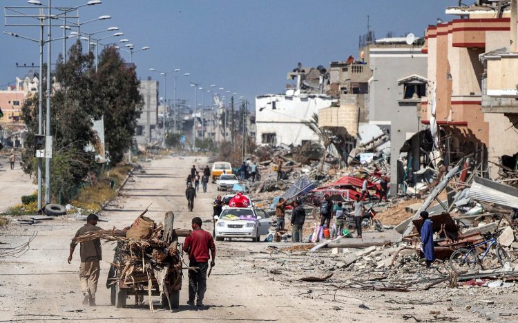 Destrucción.
Las familias
palestinas se
instalan en sus
viviendas en
ruinas. Foto AFP.
