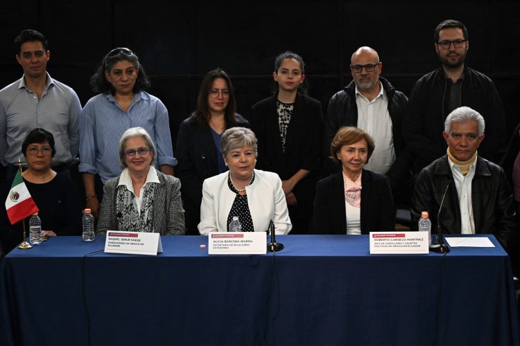 Confrontación. La
canciller mexicana
Alicia Bárcena
indicó que no
existe ninguna
justificación por el
actuar policial de
Ecuador el viernes. Foto AFP.