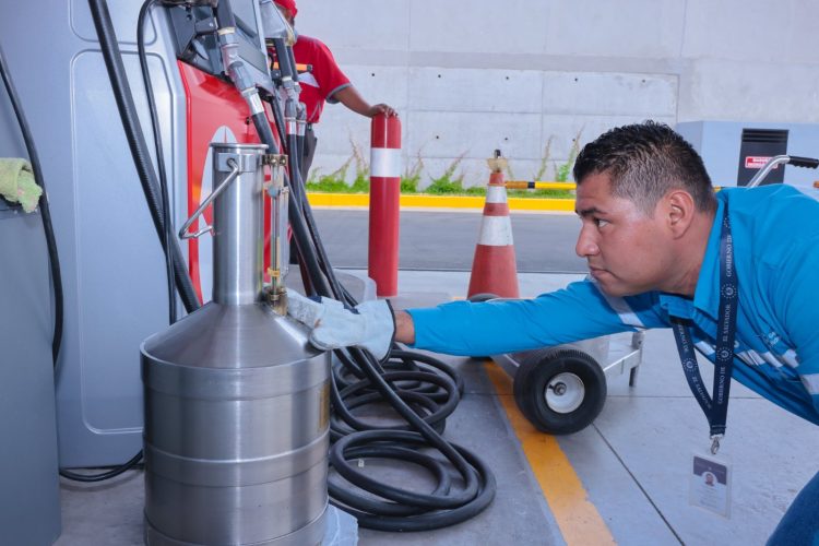 La DGEHM desplegó un dispositivo de verificación para garantizar el precio y la cantidad exacta en las diferentes estaciones de servicio del país. Foto / Diario El Salvador.