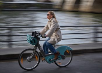 La bicicleta supera al auto como medio de transporte en París, según estudio
