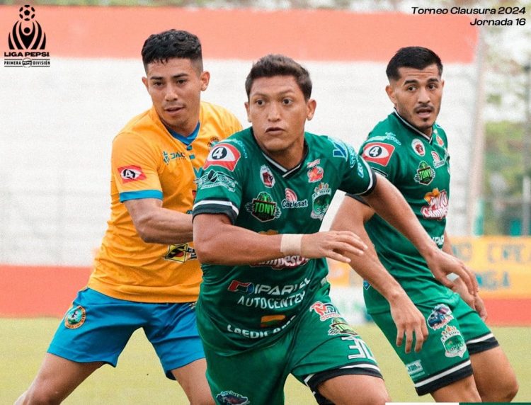 René Gómdez (30) de Dragón, lamentó que su equipo no haya podido sacar el empate ante Limeño. Foto/@Cd_Dragon_sv