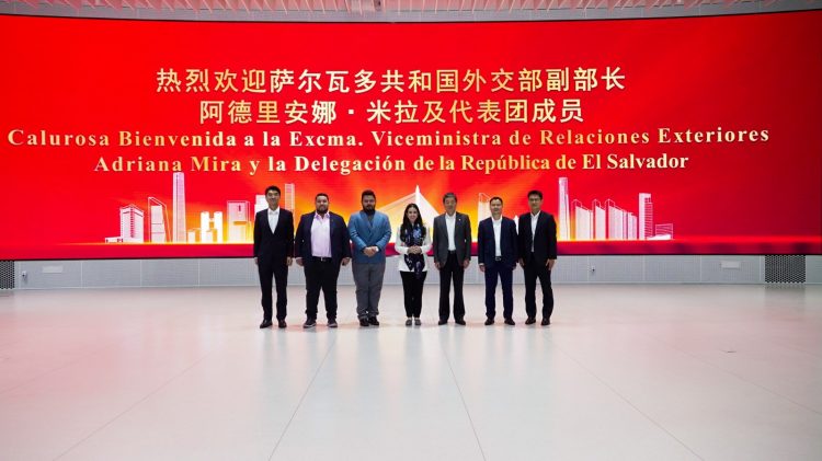 La funcionaria dialogó con representantes de la compañía China State Construction, corporación que actualmente está construyendo el nuevo Estadio Nacional de El Salvador.