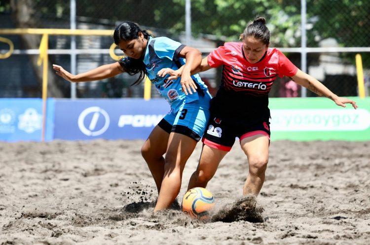 Corral de Mulas se impuso a La Pirraya que debutó en la LNF. Fotos: Indes