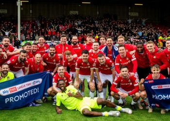 Wrexham, el club del actor Ryan Reynolds, asciende a la tercera división inglesa