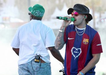 Feid dejó el verde por el azulgrana vistiendo la camiseta del Barcelona y Karol G