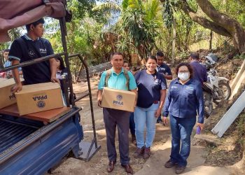 El Gobierno entrega alimentos a pescadores del lago de Coatepeque