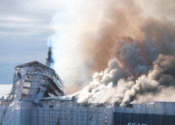 Espectacular incendio del edificio histórico de la Bolsa de Copenhague «bajo control»
