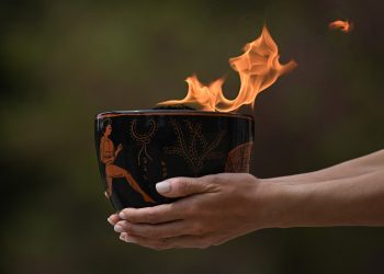 La llama de los Juegos de París-2024 es encendida en Olimpia