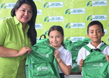 FEDECRÉDITO entregó 800 mochilas a estudiantes de San Vicente
