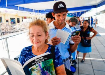 BINAES fomenta la lectura con pasajeros que esperan transporte colectivo