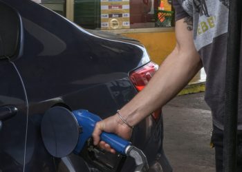 El petróleo cae mientras se dilata respuesta de Israel a Irán