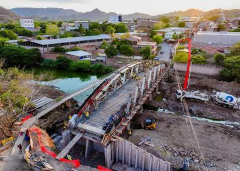 Construcción de puente en Pasaquinita tiene un 70 % de avance