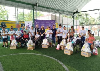 Gobierno de El Salvador entrega ayuda a familias de niños con discapacidad en La Paz