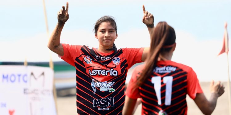 Paola Calderón celebra la conquista de un gol para la UES. Fotos: Indes.