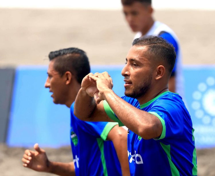 Frank Velásquez  es la figura y goleador  de Barra de Santiago. Foto: Indes.