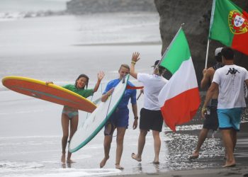 La italiana Ginger Caimi es la surfista más joven del mundial
