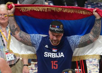NBA investiga a hermano de Jokic por golpear a un aficionado