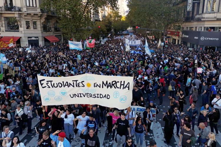 Lucha. Los estudiantes defendieron que la universidad pública levanta un país.