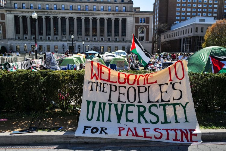 La gente se reunió en el campus de la Universidad de Columbia, ocupado por protestantes pro palestinos en Nueva York.