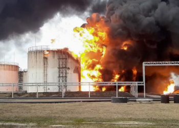 Reportan ataque de drones ucranianos contra dos depósitos de petróleo en Rusia