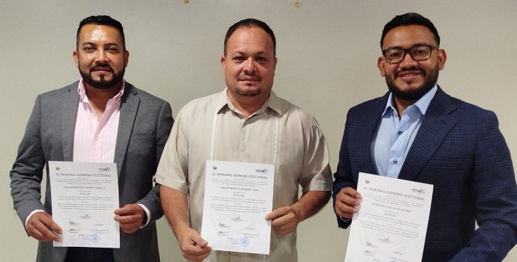 Álex Torres (izquierda), alcalde por San Miguel Centro, Carlos Méndez  (centro) de San Miguel Norte y Elías Villatoro (derecha) de San Miguel Oeste, recibieron este miércoles sus credenciales por parte de la JED. Foto/ Iliana Ávila