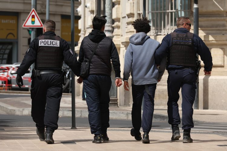 Decretos. Los menores tienen prohibido andar en la calle entre las 11 de la noche y 6 de la mañana en ambas ciudades. En Niza la medida entrará en vigor a partir de mayo.