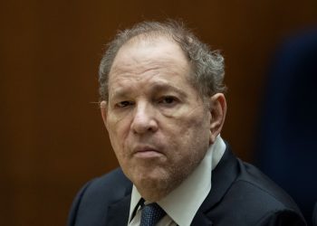 Corte de Nueva York anula condena por delito sexual a exproductor Harvey Weinstein