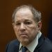 Corte de Nueva York anula condena por delito sexual a exproductor Harvey Weinstein