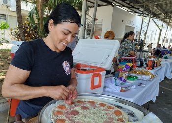Pareja salvadoreña sale adelante con la venta de pizzas