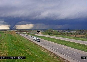 Al menos cinco muertos por decenas de tornados en el centro de EE.UU.