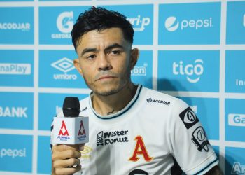 Iván Mancía, defensor albo: «La buena actitud y disposición fue clave para derrotar al Fuerte»