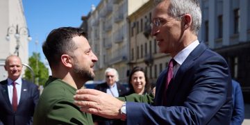 Zelenski y jefe de OTAN analizan ayuda a Ucrania