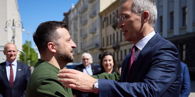 Reunión. El presidente de Ucrania, Volodímir Zelenski saluda al secretario general de la OTAN, Jens Stoltenberg.