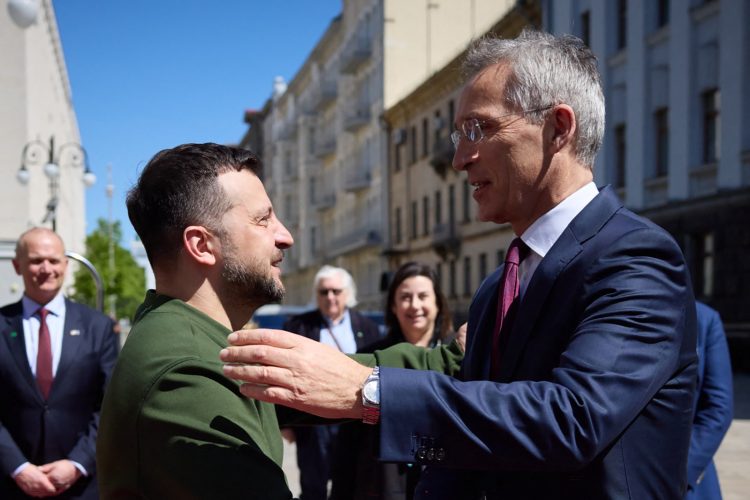 Reunión. El presidente de Ucrania, Volodímir Zelenski saluda al secretario general de la OTAN, Jens Stoltenberg.