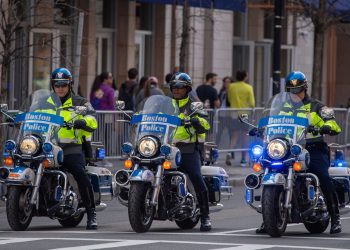 Policía detiene a 100 manifestantes propalestinos en universidad de Boston, EE. UU.