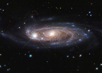 El universo continúa expandiéndose