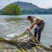 Medio Ambiente retira cianobacterias del lago de Coatepeque
