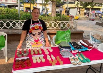 Mujeres migrantes retornadas exponen sus productos en feria en La Unión
