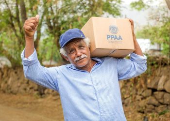 Familias del sector del lago de Coatepeque reciben alimentos