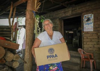Gobierno entrega paquetes de alimentos a familias de Caluco, Sonsonate